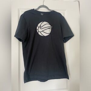 Nike Basketball Div. Vol. 01 City Exploration T-shirt - L